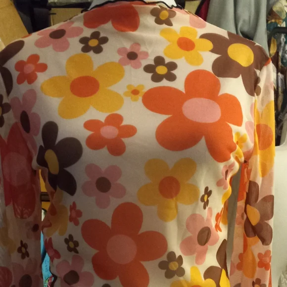 New,70's influence sheer mesh floral power bell sleeve croped top size medium. - Picture 8 of 8